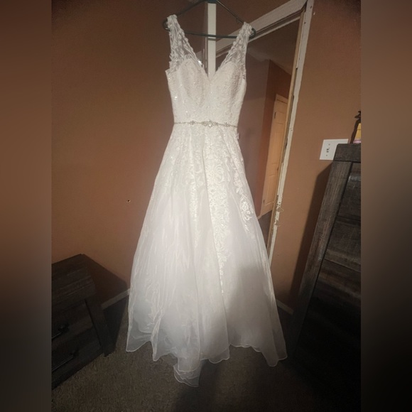 Wedding Dress $800 OBO - Picture 1 of 10